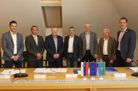 Slovesen podpis pogodbe župani CPS 14 Foto Ljubo Vukelič